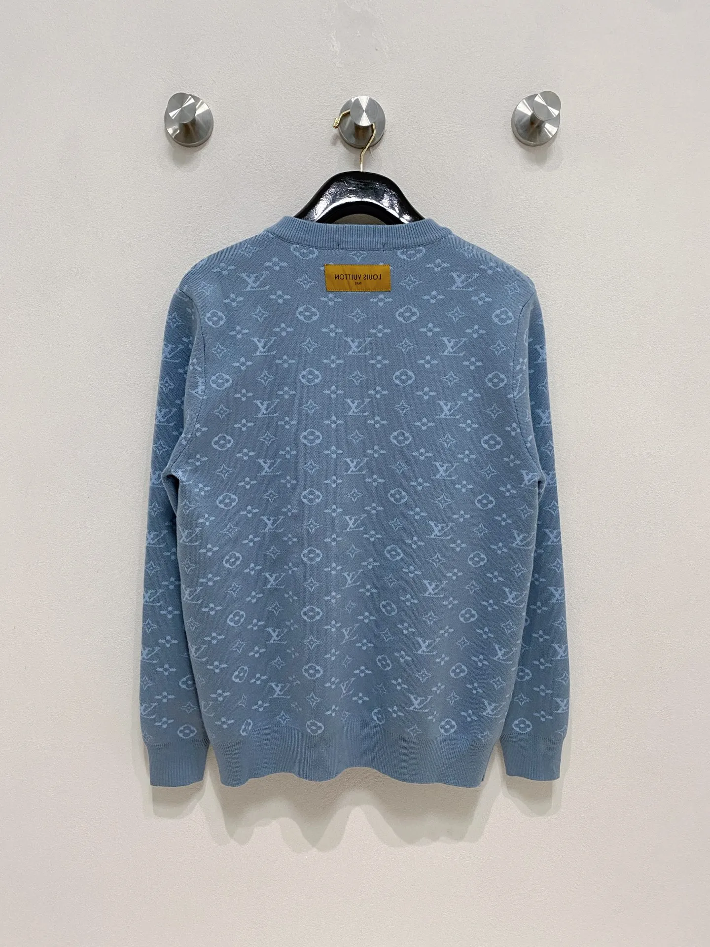 🅿️440 LV crew neck sweater, made of wool blended yarn, has good warmth retention, fluffy and soft, doubles skin care, giving you a lightweight wearing experience. High-quality natural fibers ensure high-quality life. The whole piece adopts solid color single-sided craftsmanship, leaving loose space when fit, solid color plain weave, neat texture, solid color design, durable and high-end. The half-high collar zipper design is meticulous in workmanship, fashionable and versatile. The back shoulder design is simple and comfortable. At the same time, the use of counter-stitch connection highlights the quality in the details, making the temperament more low-key, restrained, calm and stylish, and better showing the clean and tidy side of successful men. The collar, cuffs, and hem are made of dense rib weaving, which is tight and elastic, not easy to deform, and highlights the details and texture. Whether worn alone or layered, it can not only give you a warm feeling, but also give you a sophisticated sense of fashion.      Size: M-XXXL